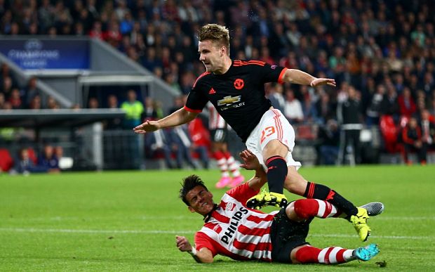 Momento en que Moreno barre a Luke Shaw en Champions