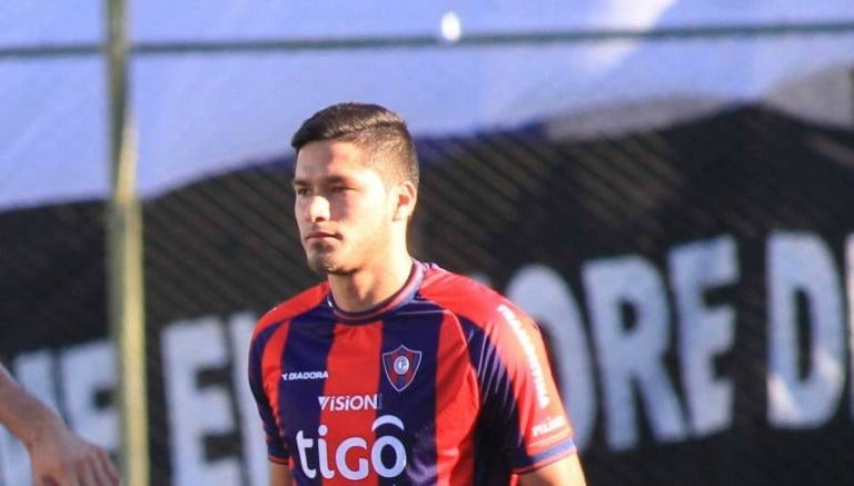 Bruno Valdez en un partido con Cerro Porteño