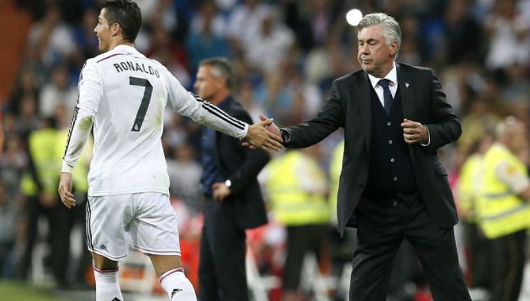 Ancelotti saluda a CR7 durante un partido del Real Madrid