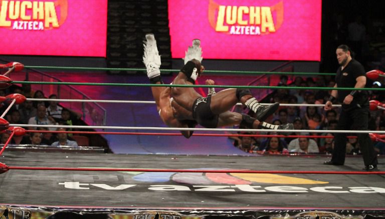 Un combate durante el evento de la Lucha Azteca