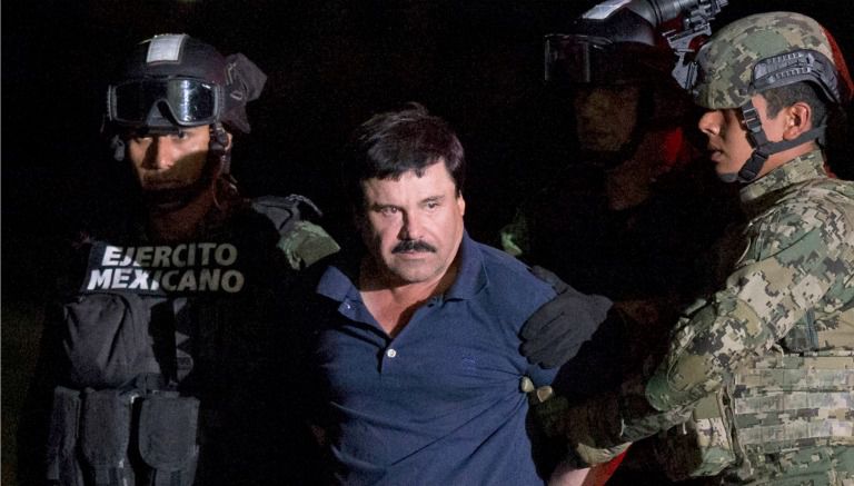  Joaquín 'El Chapo' Guzmán, escoltado por soldados cuando fue recapturado