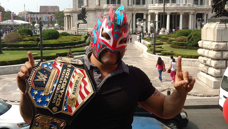 Kalisto, saludando frente al Palacio de Bellas Artes