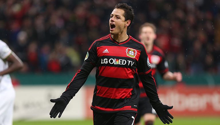 Chicharito, festejando un gol con el Leverkusen