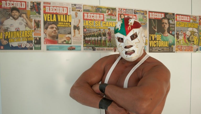 Dr. Wagner Jr. posa con las portadas de RÉCORD