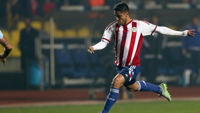 Bruno Valdez en un partido con Paraguay