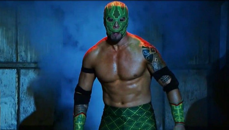 Dragón Azteca Jr. hace su entrada al ring de Lucha Underground