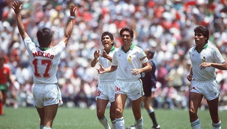 Jugadores de México festejan un gol en el Mundial