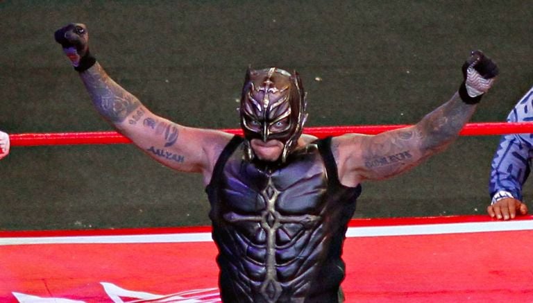 Rey Mysterio hace su entrada en Triplemanía