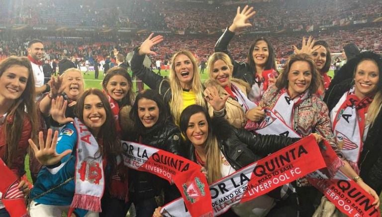 Las chicas del Sevilla feteja la copa obtenida por sus amados