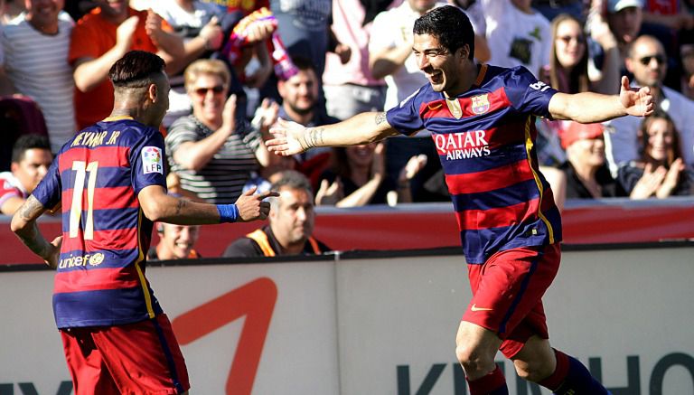 Suárez celebra un gol con Neymar