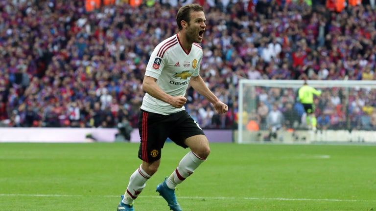 Mata festeja el primer gol del Manchester United