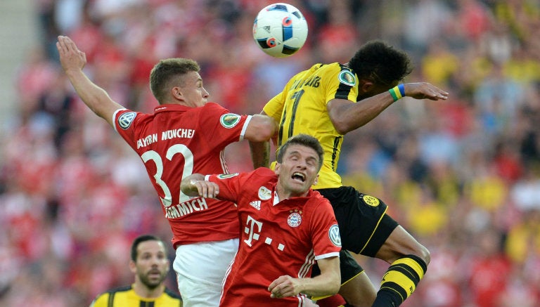 Pelea intensa por el esférico en la Final de la Copa de Alemania