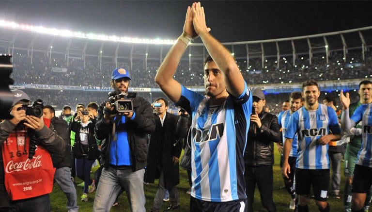 Milito se despide de los aficionados de Racing