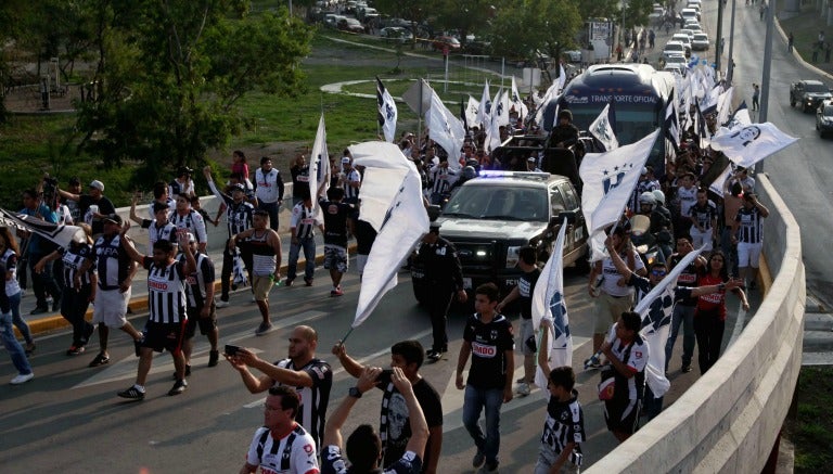 Caravana de Rayados apoyando previo a la Vuelta