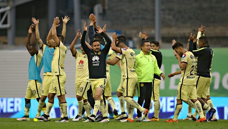 Los jugadores del América agradecen a la afición al término de un partido