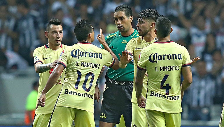 Osvaldito reclama al árbitro durante el juego contra Rayados