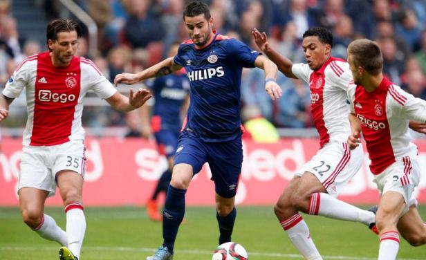 Ajax y PSV durante un cotejo de la Eredivisie