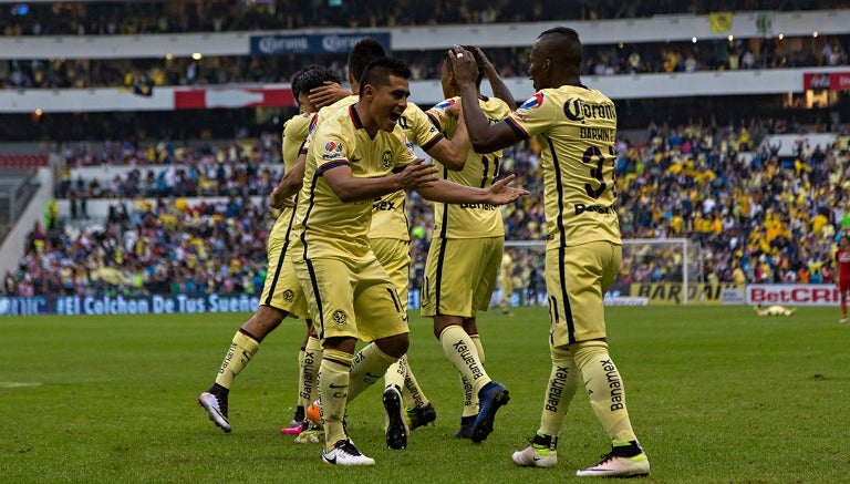 Jugadores de América festejan el triunfo sobre Chivas