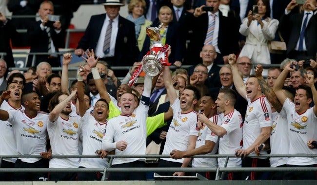 Rooney levantando el trofeo de FA Cup