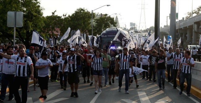 Afición de Monterrey alentando a su equipo