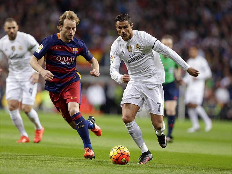 CR7 y Rakitic pelean un balón durante un Clásico español