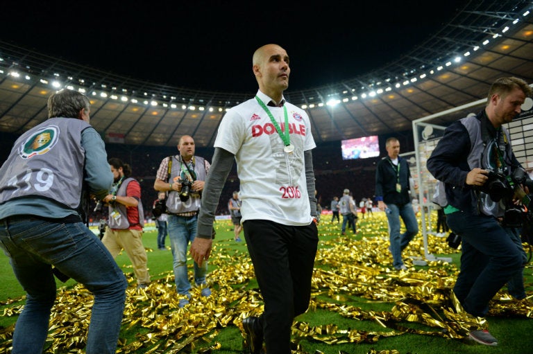 Guardiola camina en el campo tras ganar la Copa de Alemania