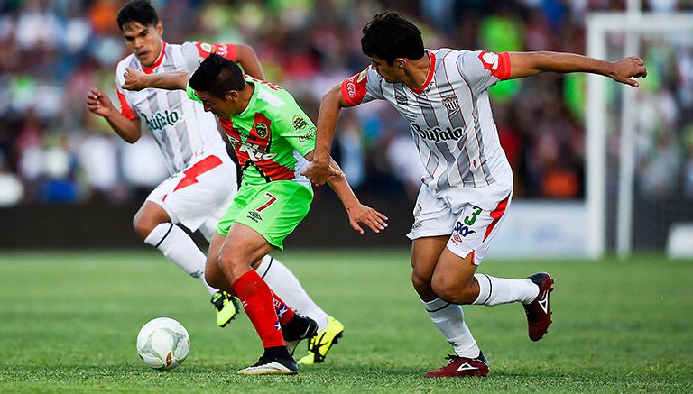 Marcos González y Mario Ortíz pelean un balón