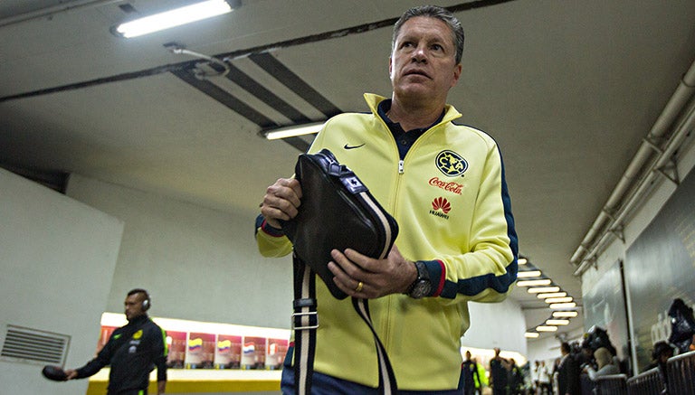 Ricardo Peláez llega al estadio para el partido del América