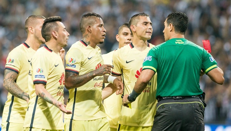 Jugadores del América reclaman el penalti a García Orozco