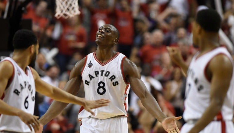 Biyombo celebra con sus compañeros tras sumar puntos