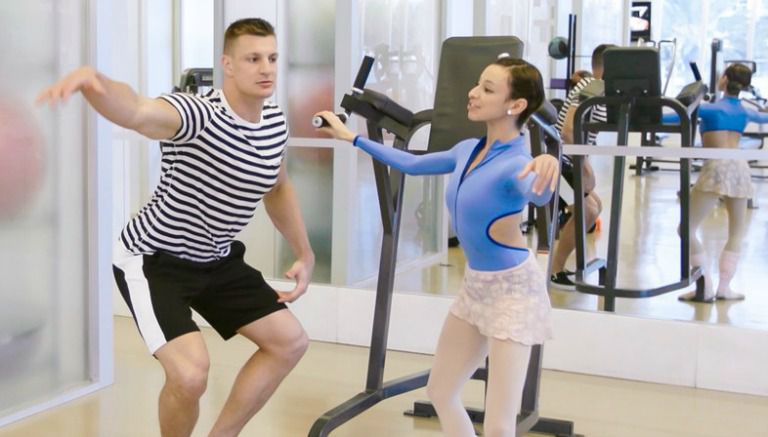 Rob Gronkowski y Natalia, bailarina del Miami City Ballet, practicando 