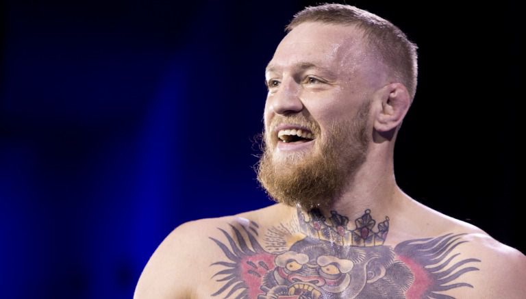 Conor McGregor sonríe durante una sesión de entrenamientos