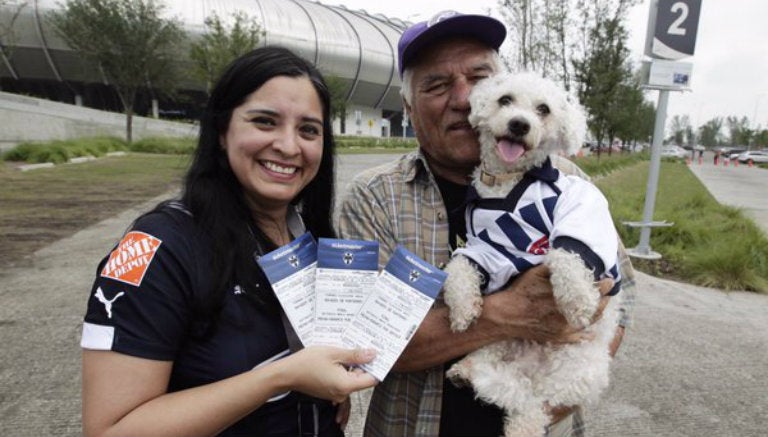 Aficionada presume boletos para la Final