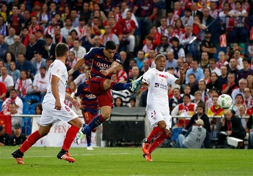 Luis Suárez saca disparo en Final de Copa del Rey