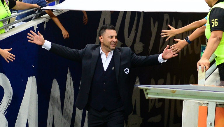 Antonio Mohamed saluda a aficionados en el Estadio Bancomer