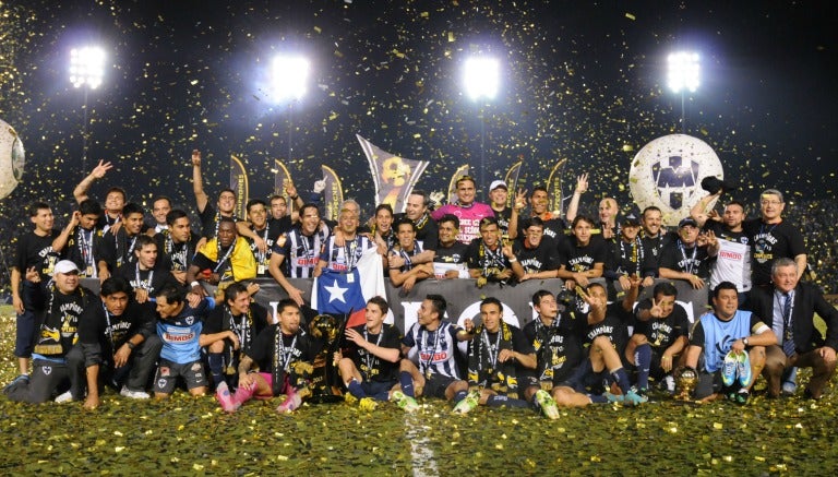 Los futbolistas de Monterrey celebran el campeonato de Concacaf