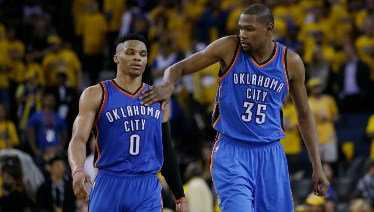 Kevin Durant y Russell Westbrook durante el partido contra Warriors