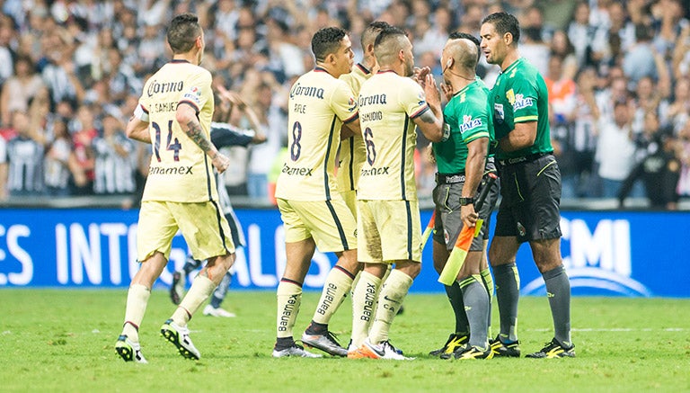 Jugadores de América reclaman al árbitro