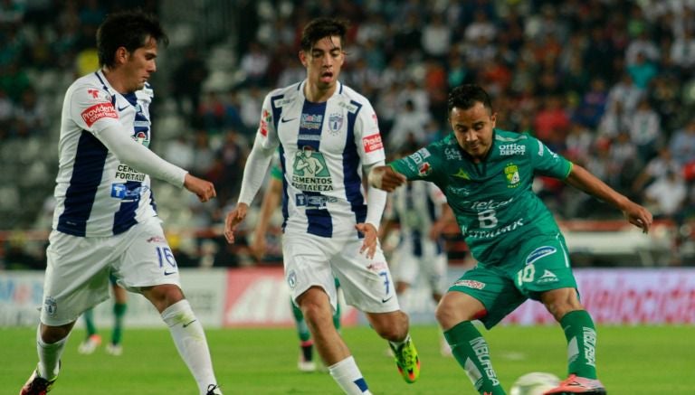 Jorge Hernandez, Rodolfo Pizarro y Luios Montes pelean un balón