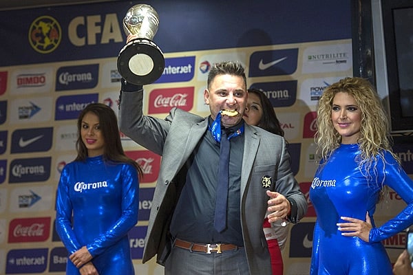 El Turco carga con orgullo el trofeo del Apertura 2014