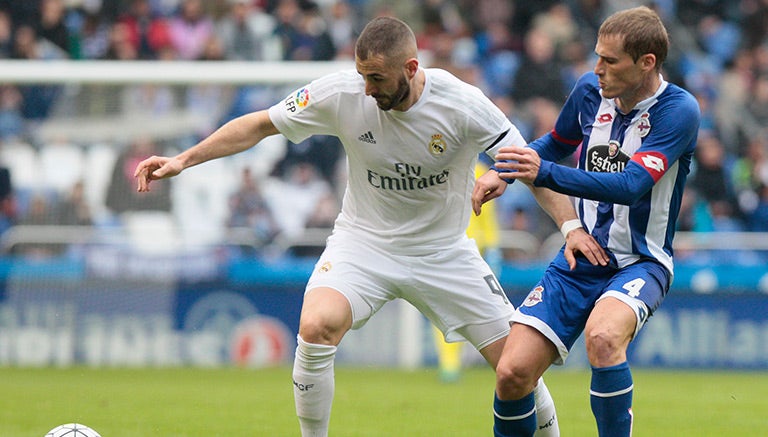 Karim Benzema contiene el balón en juego contra el Dépor