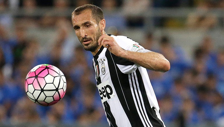 Giorgio Chiellini intenta controlar balón en juego contra Milan