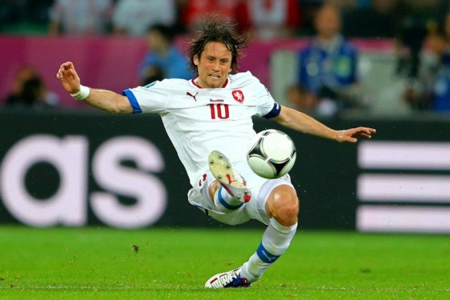 Tomás Rosický disputando partido de eliminatoria para la Euro 2016