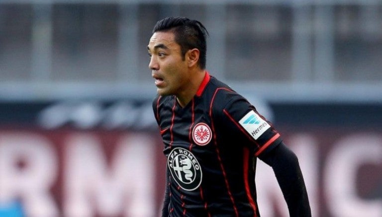 Marco Fabián disputa encuentro en la Bundesliga