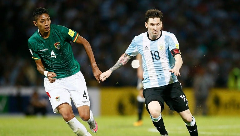 Lionel Messi conduce un balón durante un juego de Argentina