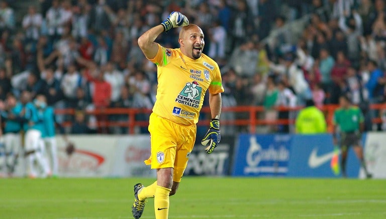 El Conejo fetseja un gol Tuzo