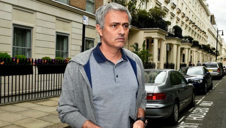 Mourinho camina por las calles de Londres