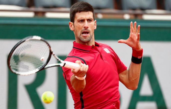 Novak Djokovic devuelve servicio en Roland Garros