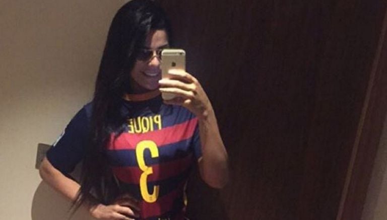 Suzy Cortez presume una playera del Barcelona con nombre de Pique