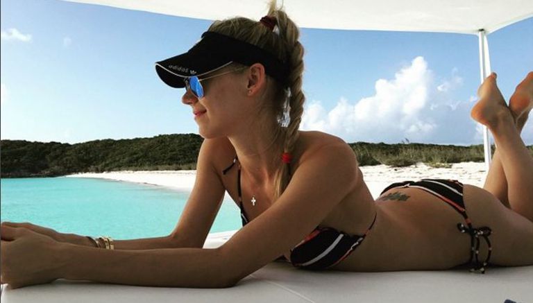 Anna Kournikova posa con traje de baño